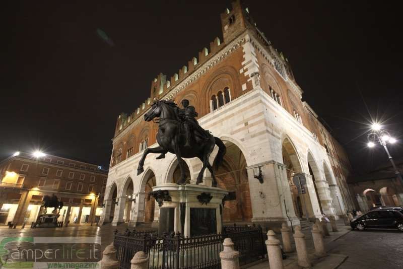 Piazza dei Cavalli e il Gotico - Piacenza