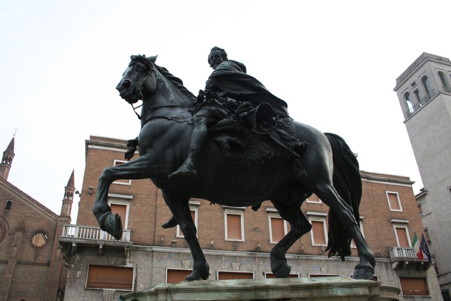 Farnese a cavallo - scultura del Mochi - Piacen