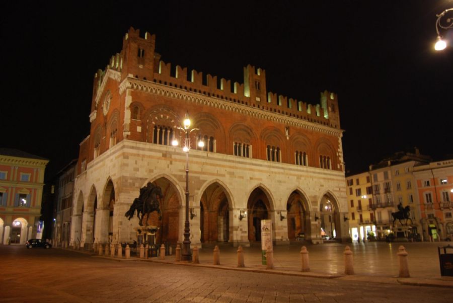 Piazza Cavalli - centro storico di Piacenza