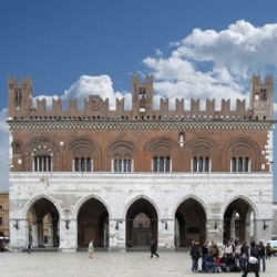 Piazza Cavalli con Palazzo Gotico