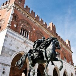 Piazza Cavalli con Palazzo Gotico e statua equestre