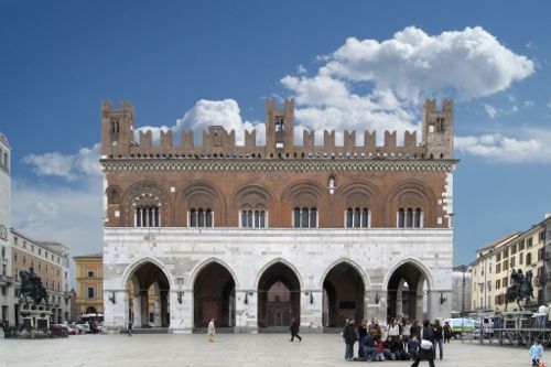 Piazza Cavalli con Palazzo Gotico 