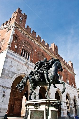 Piazza Cavalli con Palazzo Gotico e statua equestre